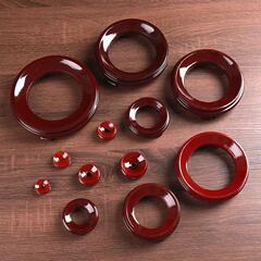 実木の大きいヒョウタンの台は赤い木の工芸品の水晶の玉の文を託して天然の小さいヒョウタンの奇石の台の卵の彫刻を遊びます。