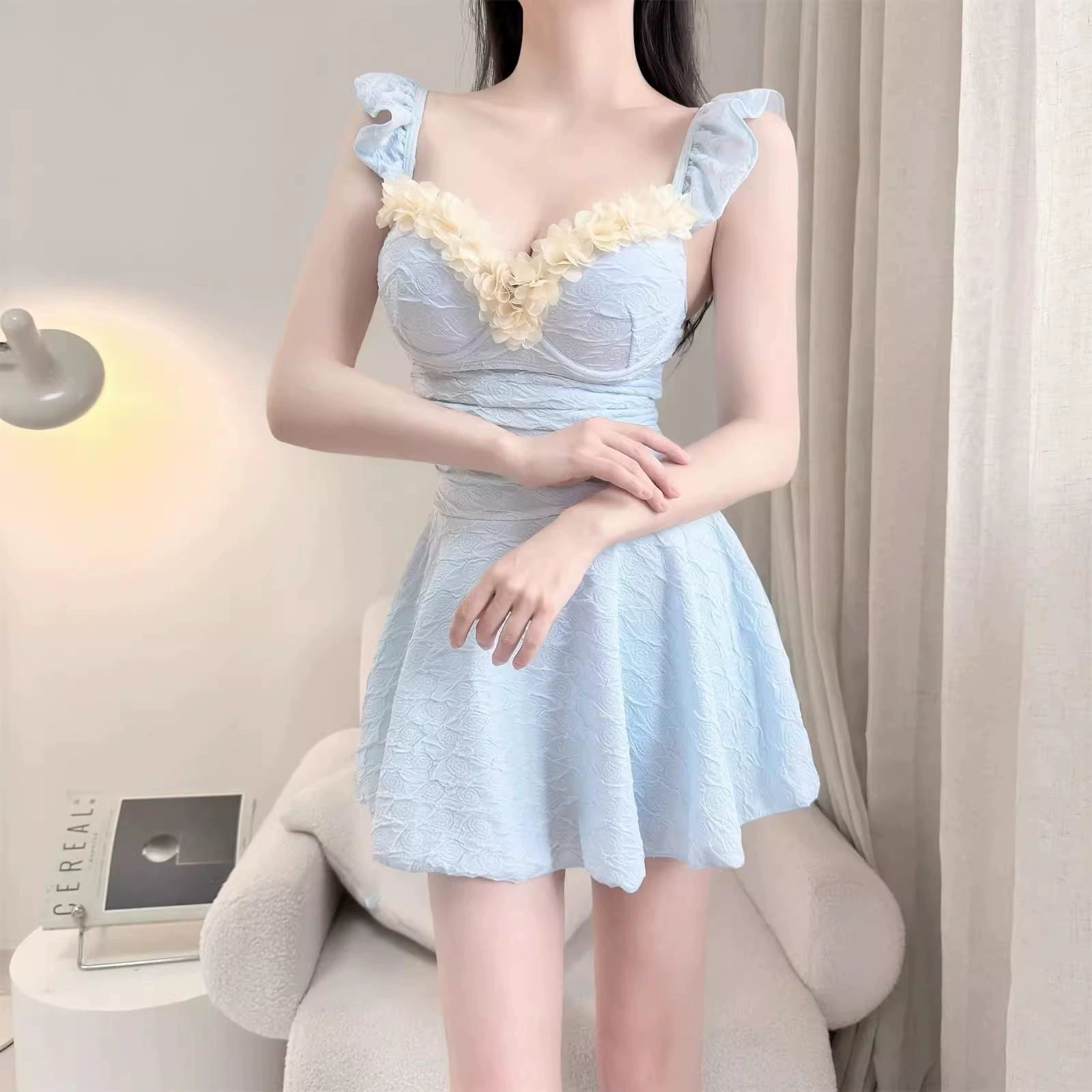 Купальник цельный milky baby blue 2025, рюши, закрытый фасон с пуш‑ап эффектом и моделирующим силуэтом