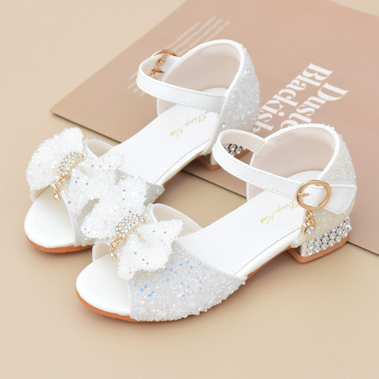 Сандалии для девочек Принцесс обувь Детские хрустальные туфли для старших детей на высоких каблуках обувь мягкая подошва белая девочка 2024 новый стиль