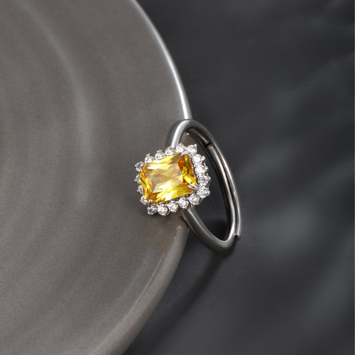 Xuping imitación de la serie Cuadrado temperamento elegante retro anillo femenino de alto nivel nicho ligero lujo anillo de apertura