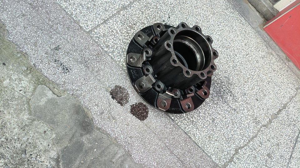 Dongfeng 153 Rear Wheel Hub 31NP15-04015 Yutong King Long Bus