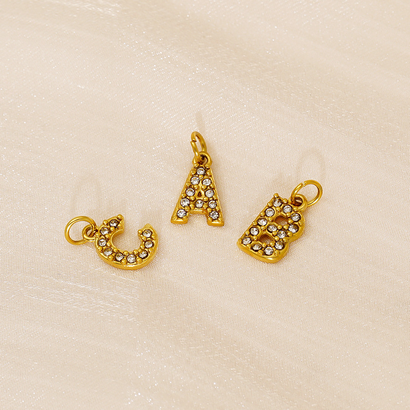 Nueva moda europea y americana de acero inoxidable con incrustaciones de diamantes 26 letras inglesas colgantes accesorios femeninos Advanced Advanced Mini letras joyas