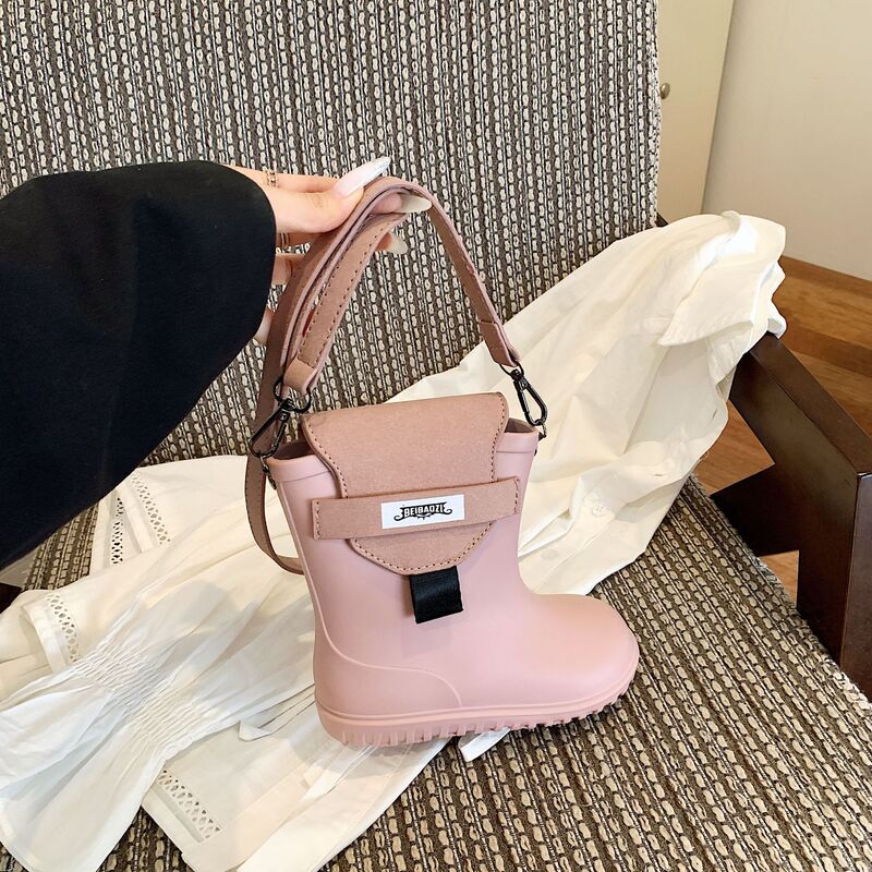 Korean-style niche design crossbody bag, stylish and versatile shoulder bag, light luxury fashionable handbag, boot bag
