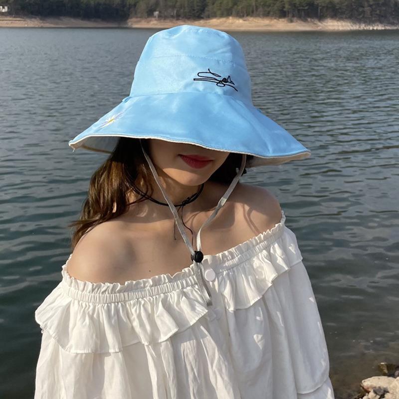 春夏の両面に漁師帽をかぶっています。|undefined