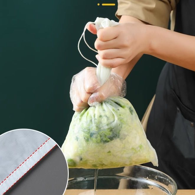 餃子の餡は水を絞ります。餡を詰めます。家庭用白菜は水を切って豆乳を濾過します。|undefined