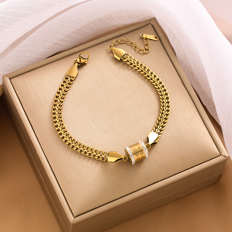 Pulsera de trébol de acero titanium vendedora caliente transfronteriza europea y americana con incrustaciones de concha pulsera colgante pulsera de diseño avanzado sin desvanecimiento al por mayor