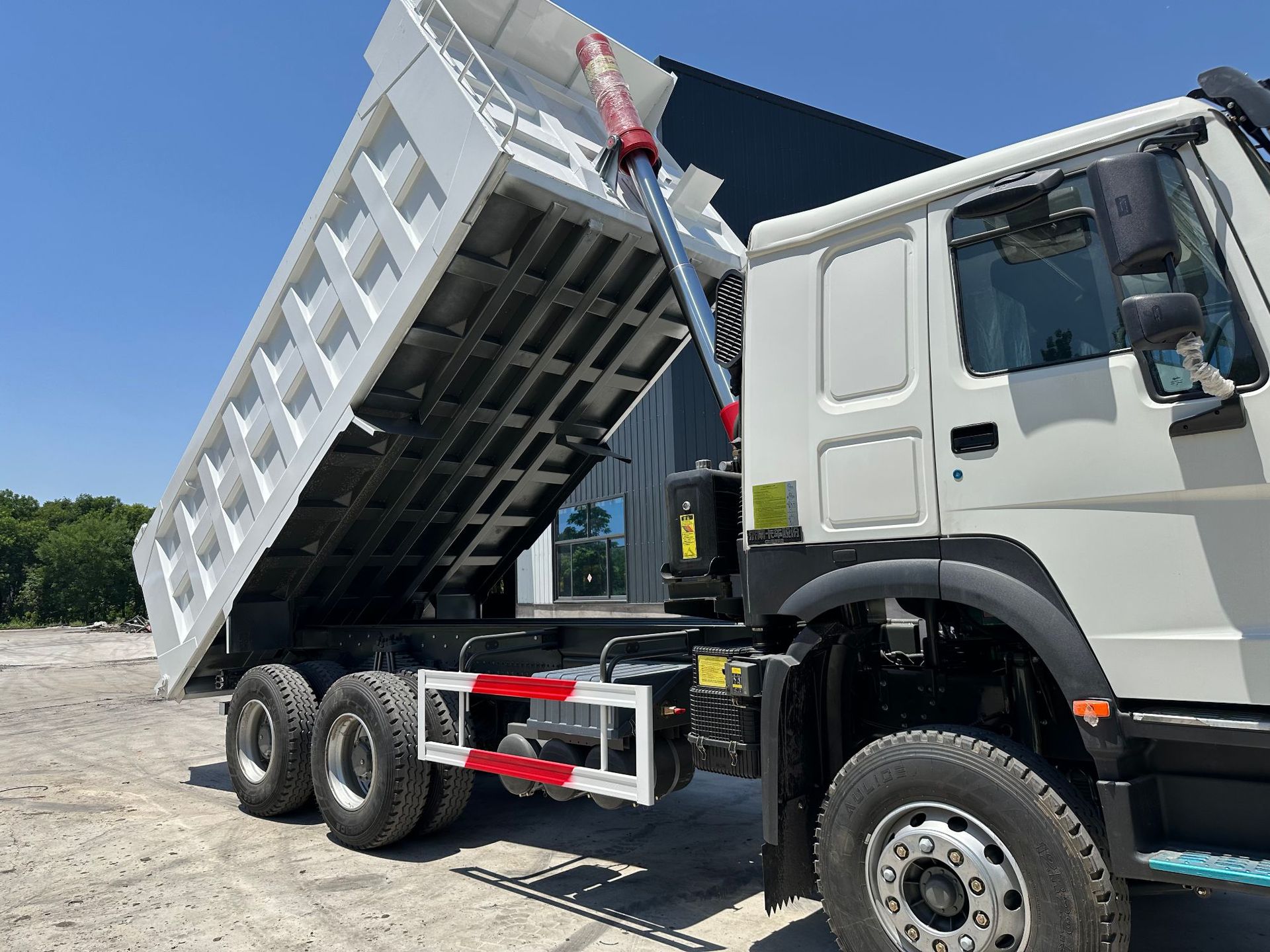 Export Howo 371 Dump Truck 6X4 Rear Eight-Wheel Heavy-Duty Engineering Dump Truck for Sand and Gravel Transport