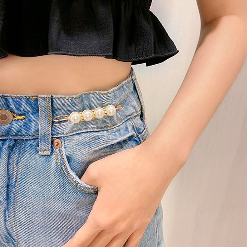 The trouser waistband is changed to a small pin to fix the clothes clip, waist tightening artifact brooch, trouser waist is tightened and adjusted to prevent exposure buckle