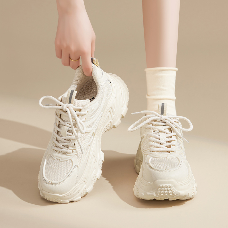 Augu Shi Deng zapatos de papá y mujer 2025 nuevo invierno mallas casuales pequeñas zapatillas deportivas blancas con suela gruesa ligera para mostrar pies pequeños