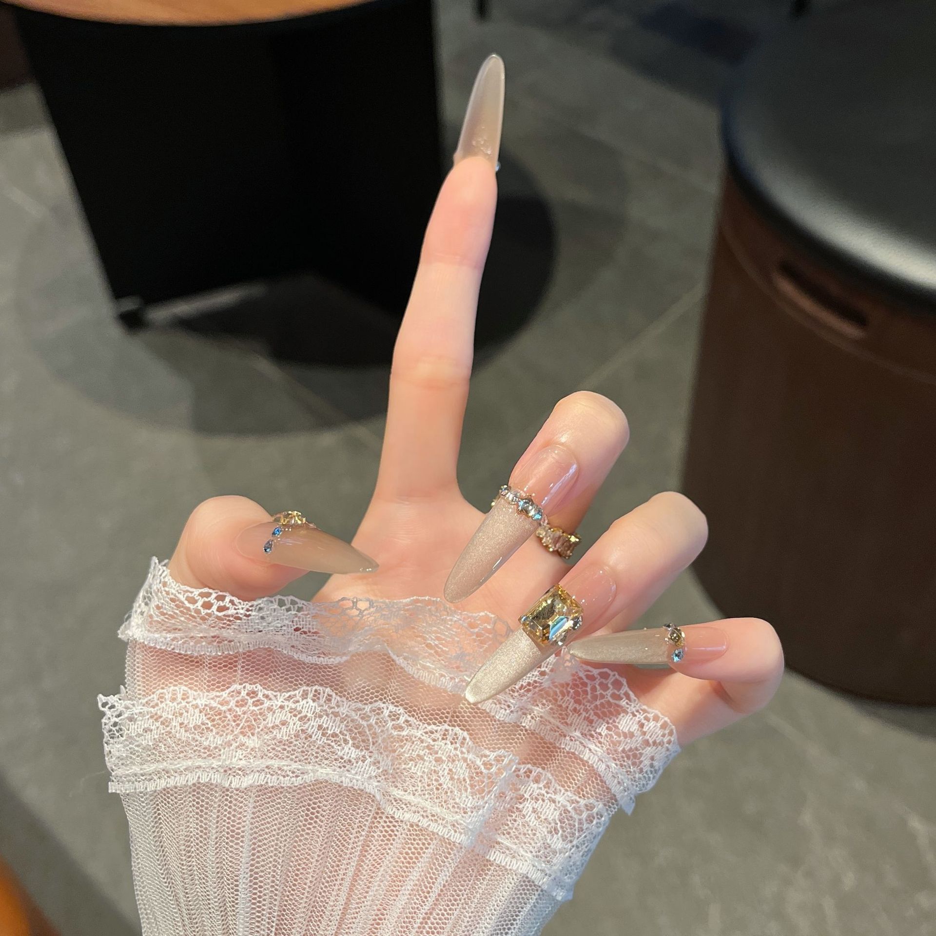 2026 otoño y invierno de alto nivel de sentido de usar uñas champagne oro largo perro fino 4.0 manuales parches de uñas de alto nivel de sentido