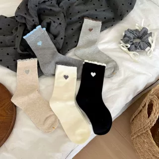 秋冬新品袜子女韩国木耳边爱心刺绣纯色显腿细中筒棉袜保暖堆堆袜