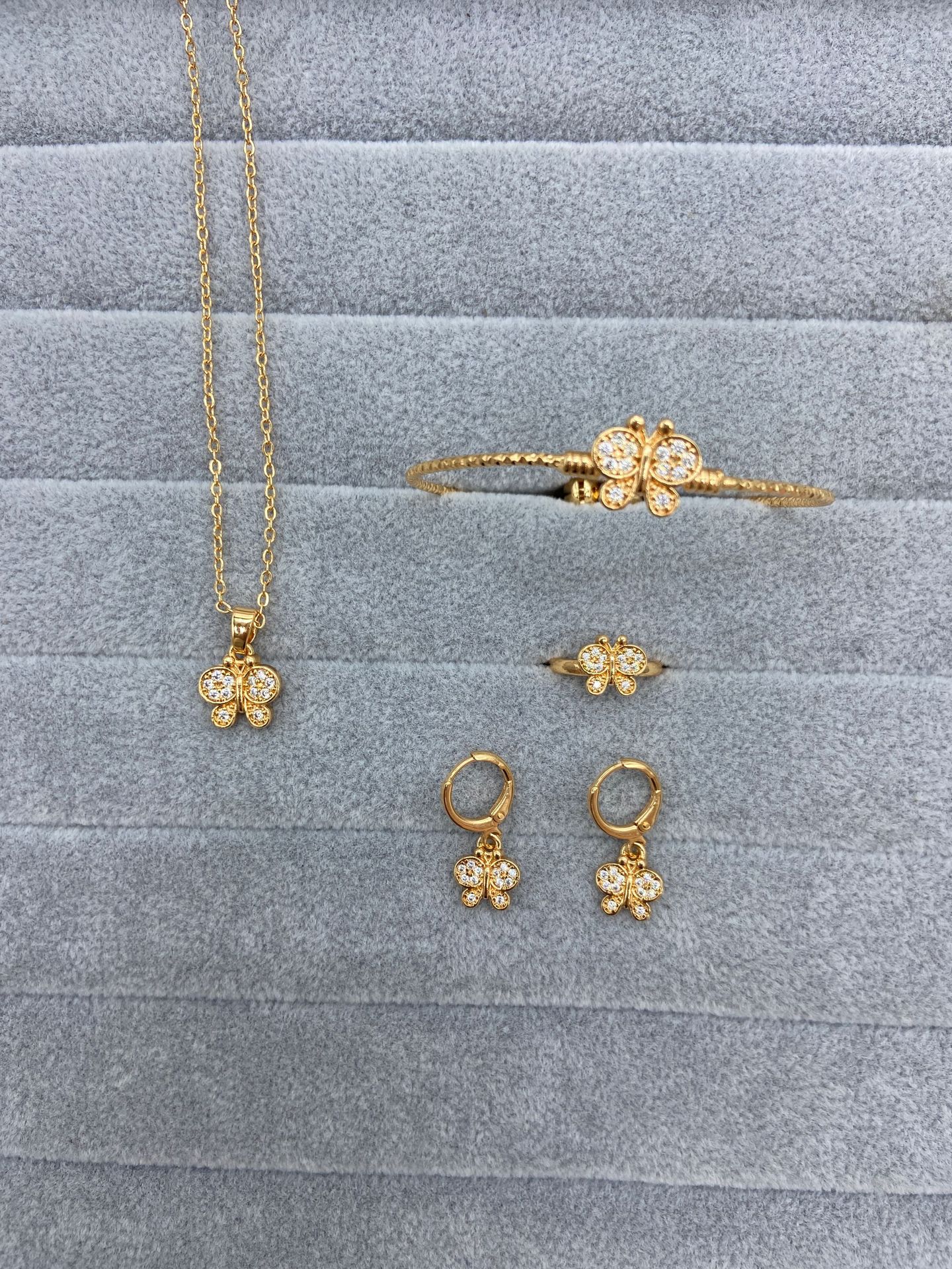 Explosiones transfronterizas juegos de joyería para niños cobre oro zircon anillo mariposa pendientes brazalete collar joyería conjunto de cuatro piezas