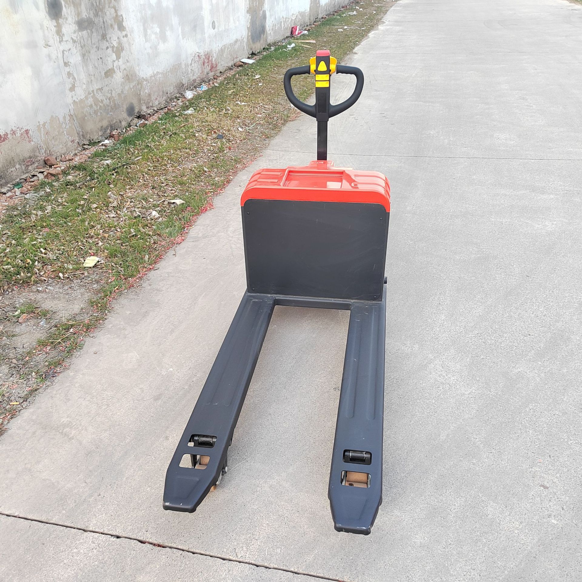 Carga y descarga hidráulica de carretilla elevadora de buey de piso de 2 toneladas de baterías eléctricas Ming Gong Q20 manejo de bandejas de almacenamiento