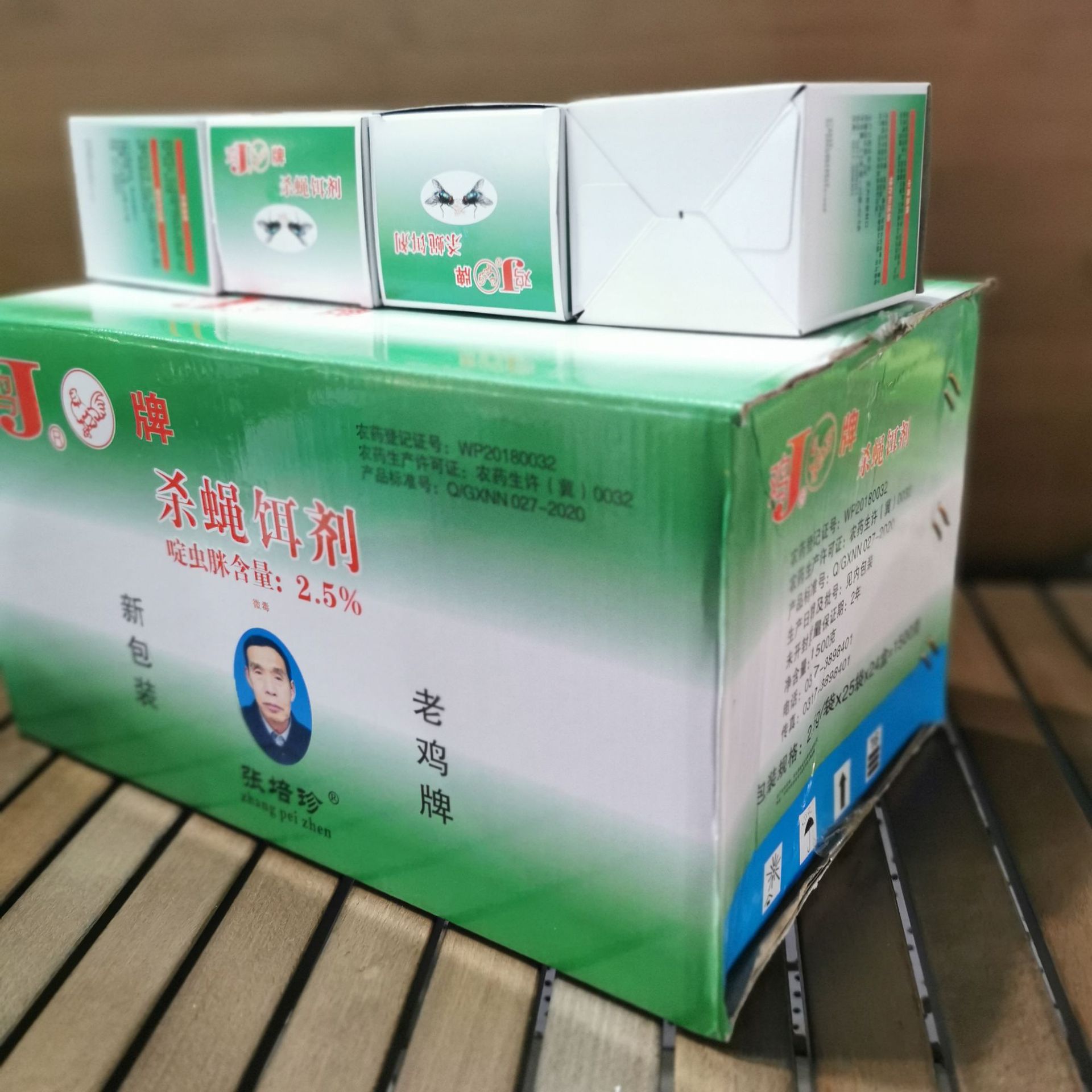 Chicken brand fly killing king fly killing bait used in breeding farms with household fly medicine containing attractants. Running in the rivers and lakes. Old chicken brand