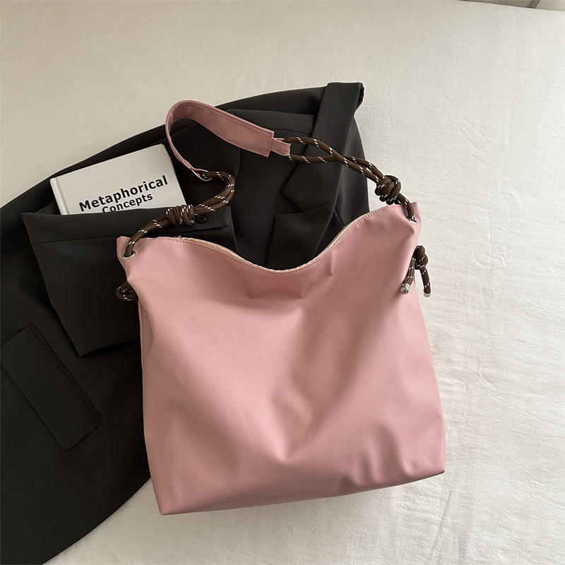 Bolso de mujer 2024 invierno nuevo bolso de alta calidad de gran capacidad bolso de hombro de moda este año popular bolso casual universal