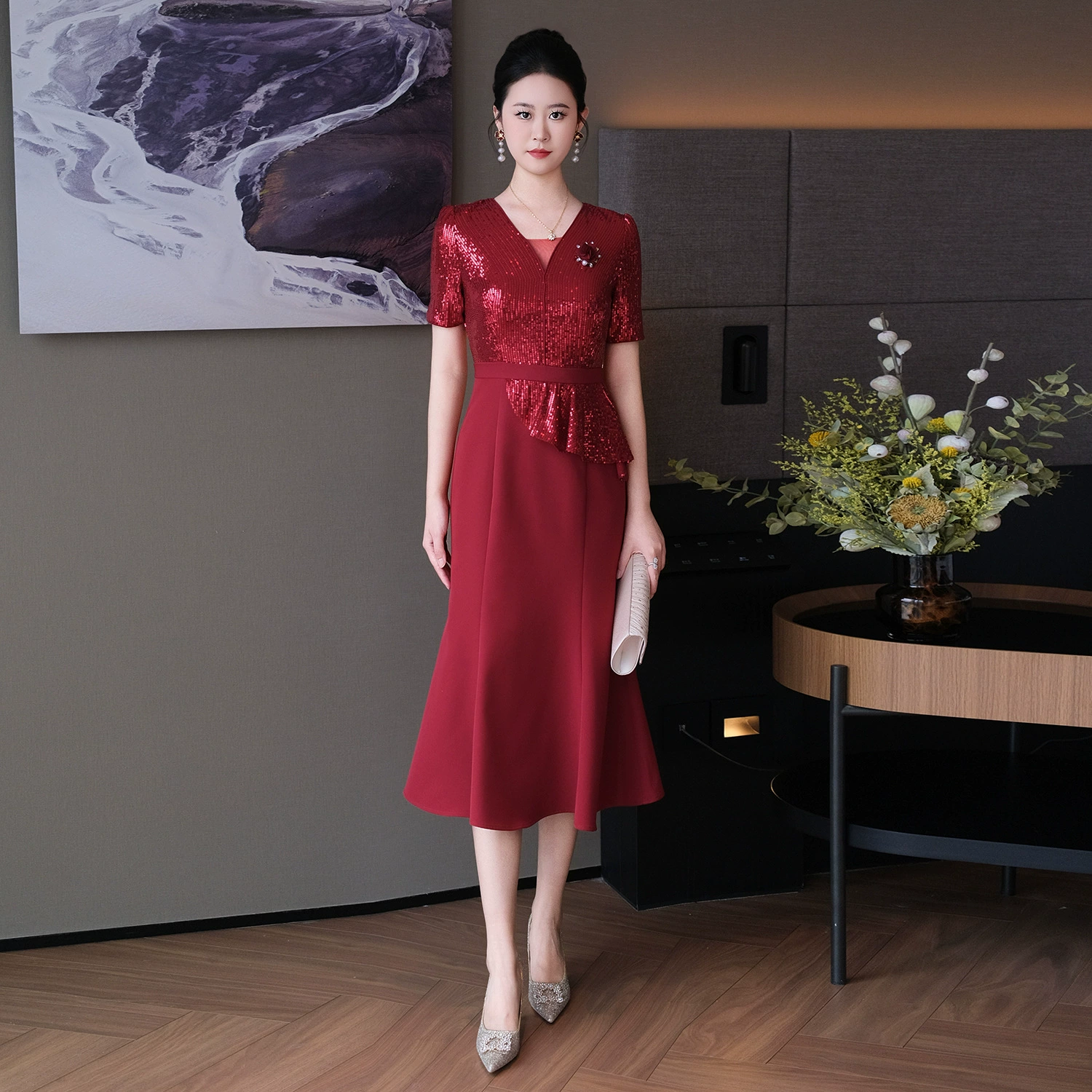 Весна и лето новые высококачественные бисерные кусочки изысканной простой атмосферной моды, покрывающий плотью, тонкое платье с высокой талией и коротким рыбьим хвостом