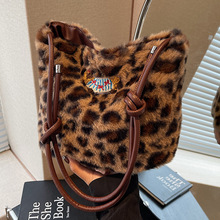 可爱软萌少女毛绒包包2024冬季新款斜挎水桶包女ins单肩手提包女