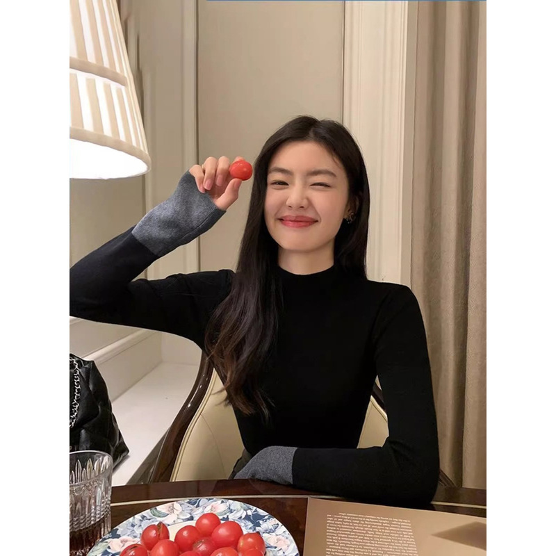 A Unique Half-High Collar Knitted Base Shirt for Women, Slim Fit, Long-Sleeved Sweater for Layering, with a High-End Feel