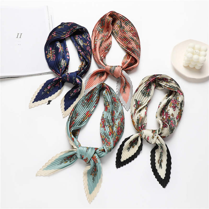 Sciarpa stampata elegante Sciarpa decorativa versatile da donna Sciarpa quadrata da 70 cm Sciarpa di seta imitazione rugosa Autunno e_voghion.com