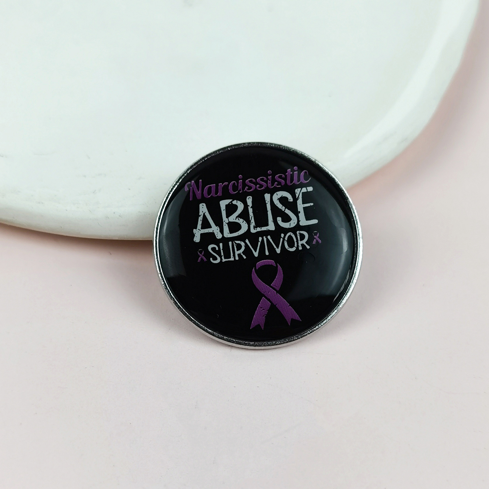 Broche de letras creativas europeas y americanas, accesorios de insignia redonda de aceite de gota de aleación, hebilla de alfiler decorativa de estilo interior transfronterizo al por mayor