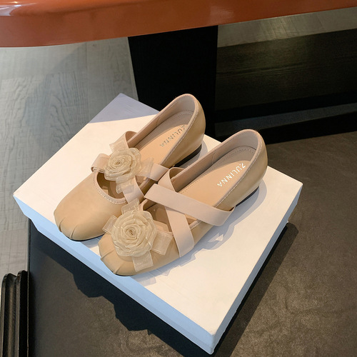 Women's Externally Wearable, Matchable Flat Silver Mary Jane Shoes with a French Ballet Style, Low-Heeled Tea Tree Flower Design