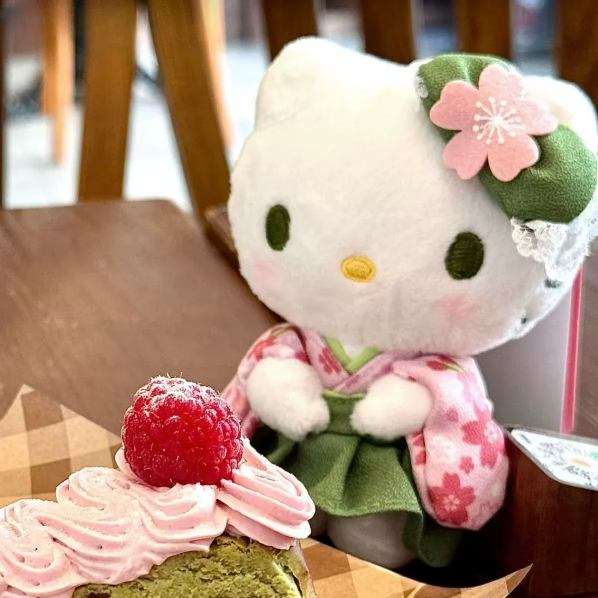 Брелок-плюш Hello Kitty в кимоно куколка, кулон к сумке — дизайны матчa и сакура, 45 г