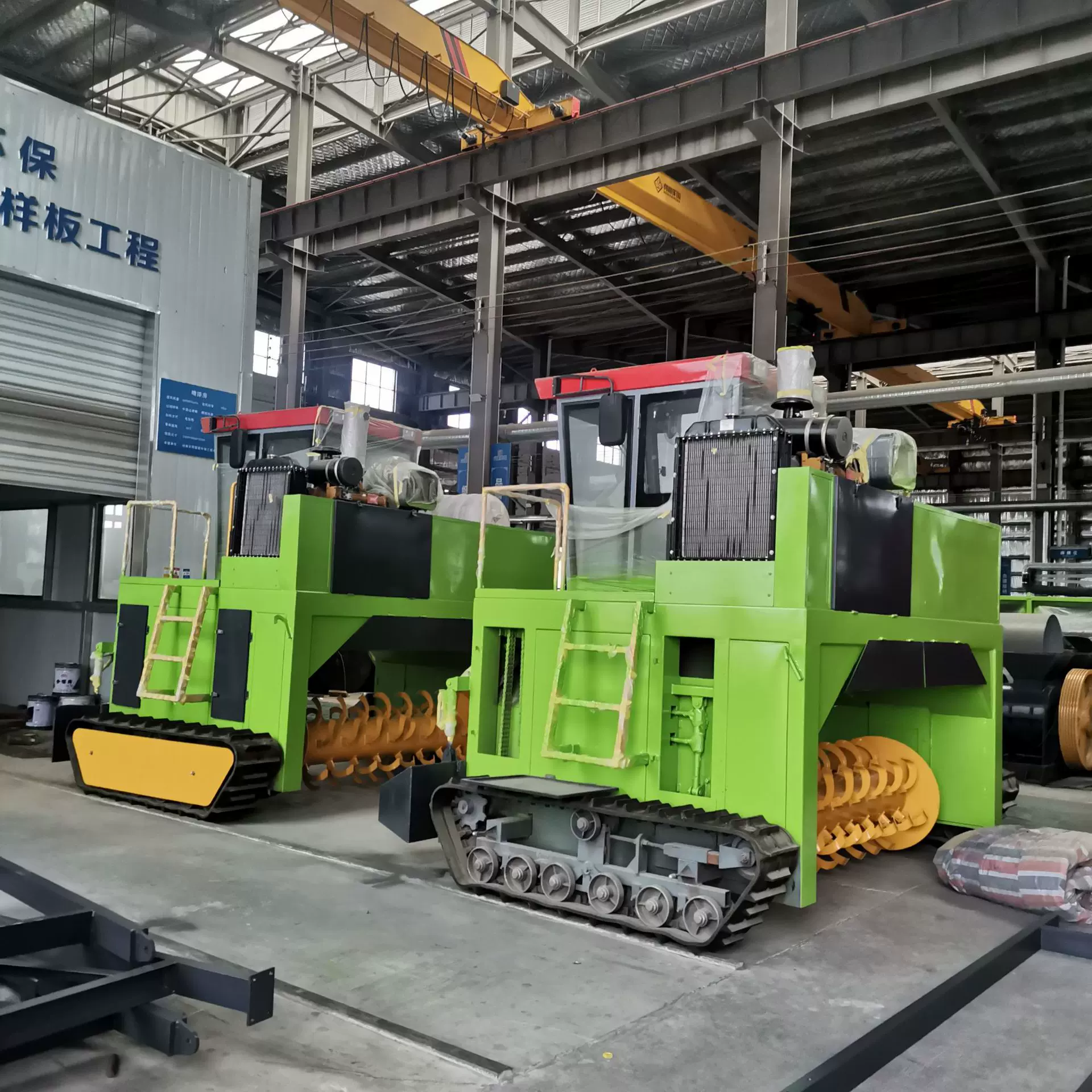 2500型履带翻抛机 污泥条躲发酵翻堆机 鸡牛粪有机肥生产设备