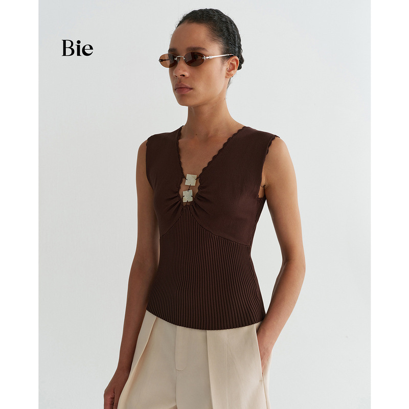 Clearance Sale Hand-Crocheted Shell Button Slimming Knit Vest for Women, Stylish V-Neck Lace Sleeveless Top