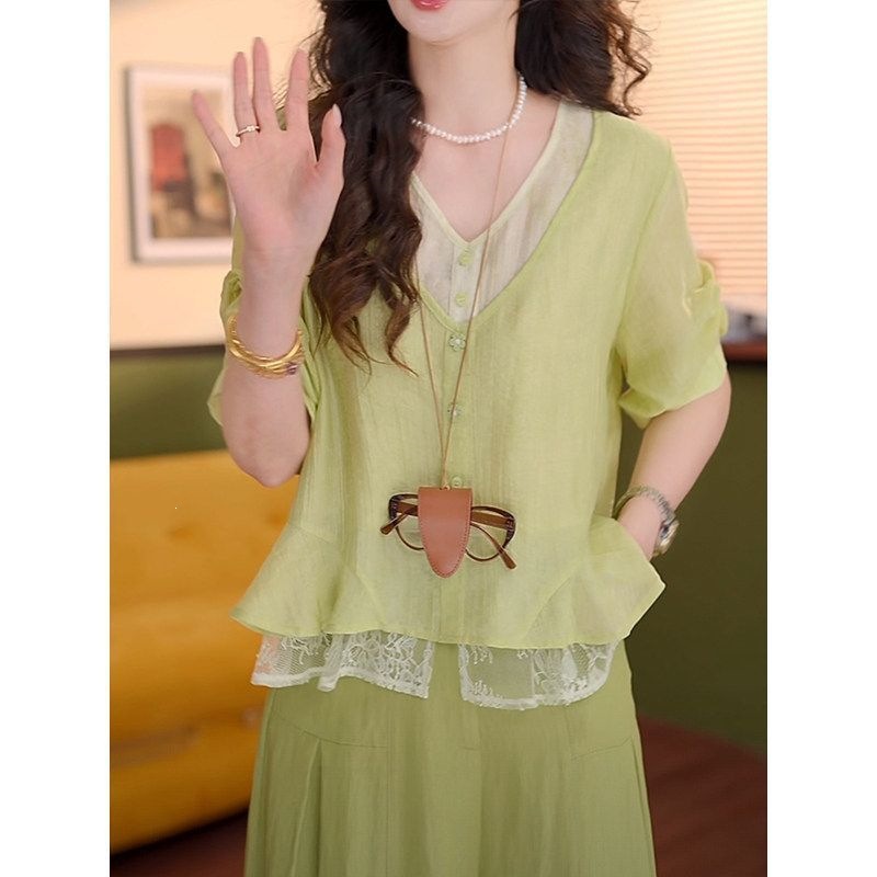 A refreshing mint green lace chiffon blouse perfect for New Year's Day and Qixi Festival. Add to favorites for priority shipping. Includes tags.