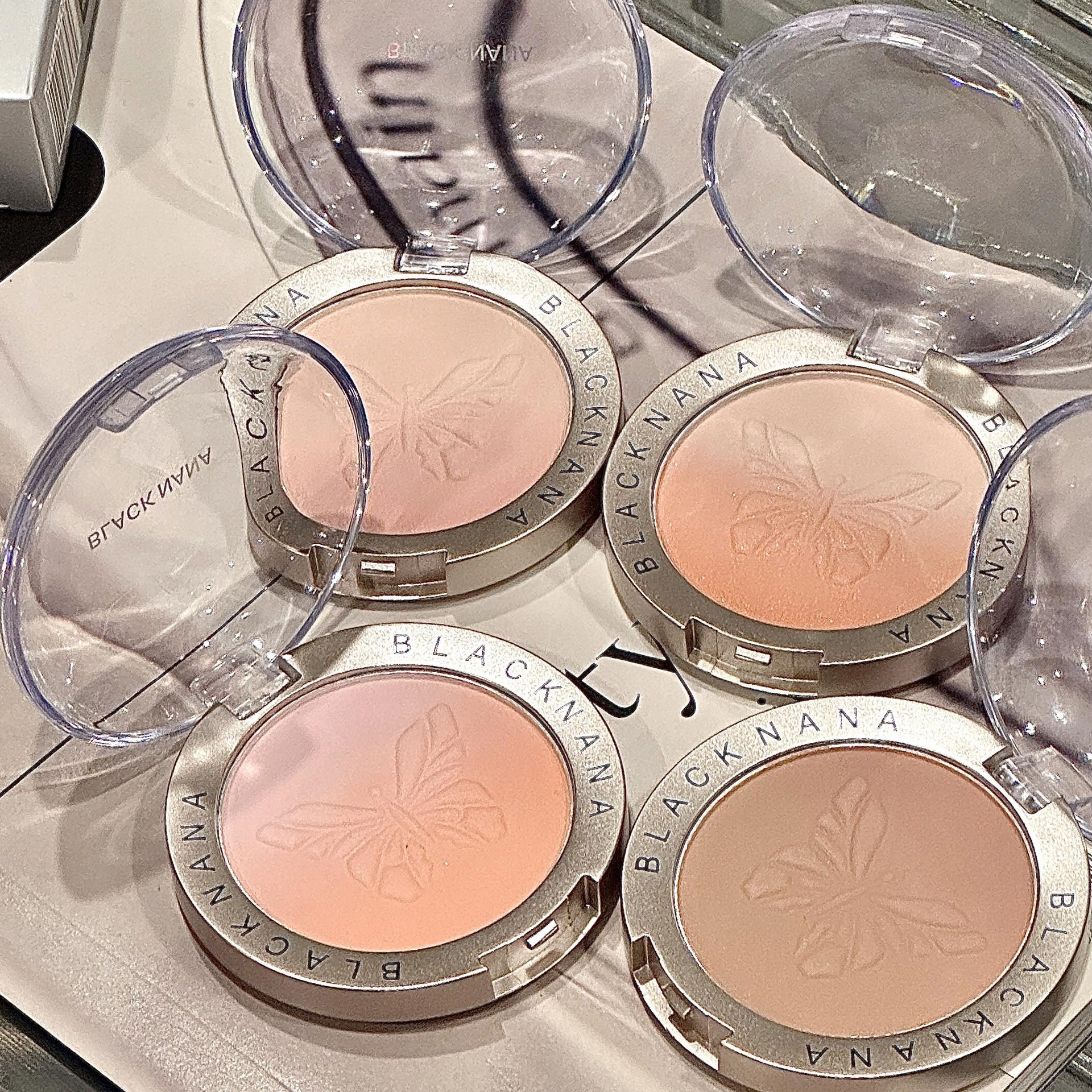 BLACK NANA nuevo producto Dream Butterfly Shadow gradiente rubor muestra blanco, flash fino de alta calidad, placa de rubor de reparación de sal Hanke