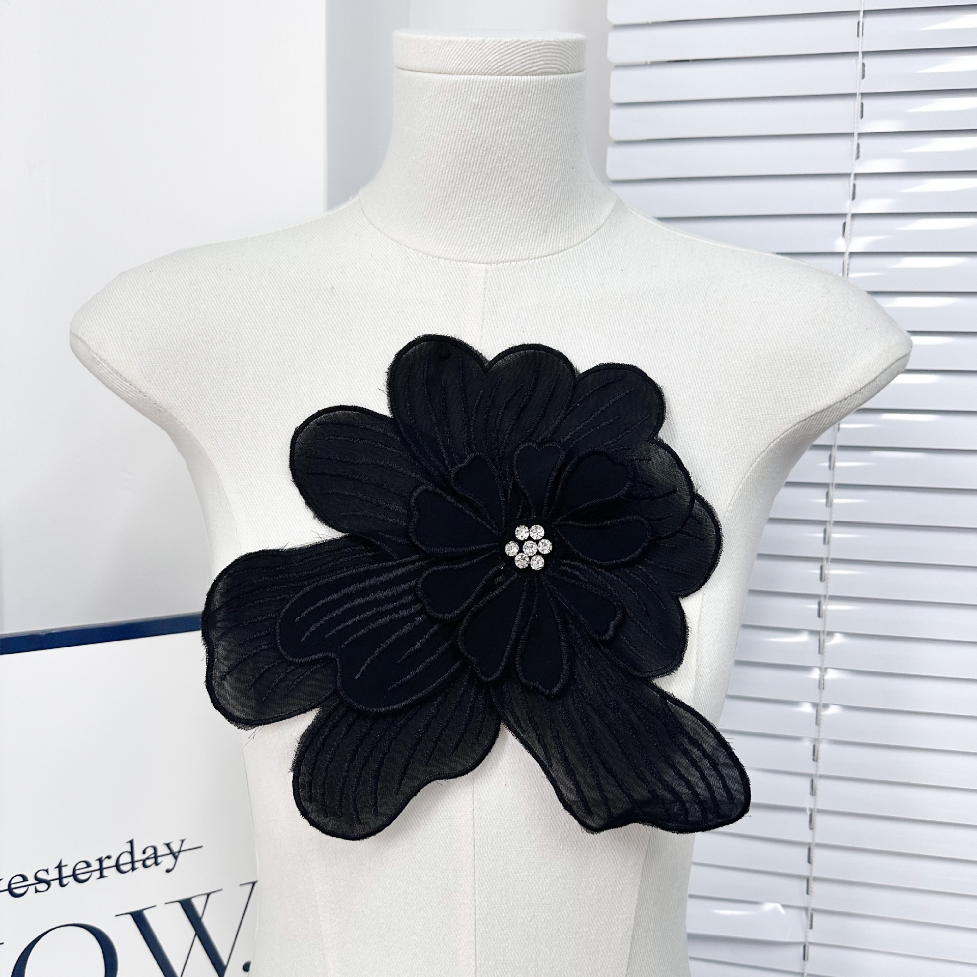 Flor multicapa de costura de clavos tridimensionales taladro de bordado de flores negras y blancas sensación de diseño de bordado de moda de ropa de mujer decoración de ropa infantil image 1