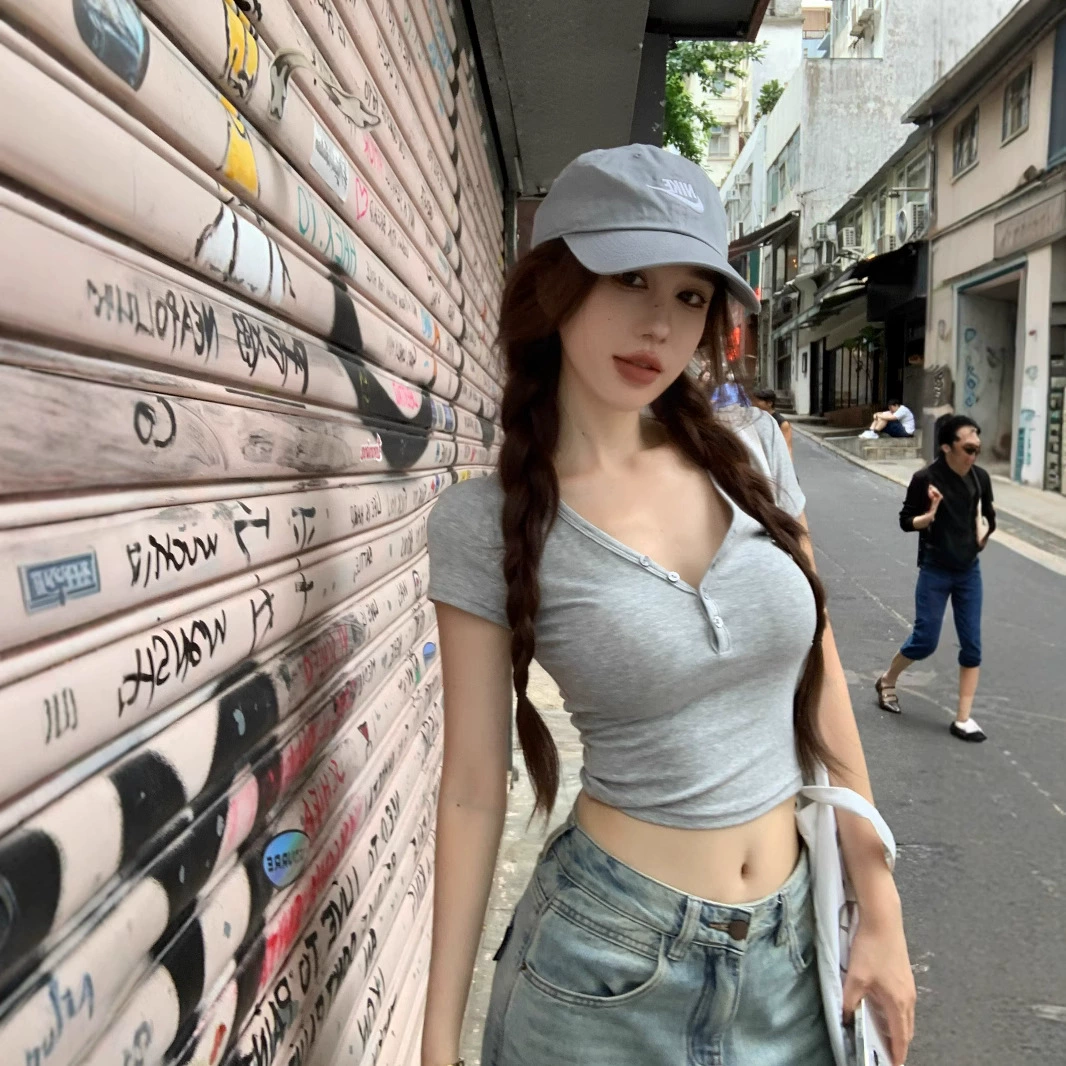 Простая женская футболка с короткими рукавами и v-образным вырезом в корейском стиле для женщин в летнем облегающем стиле, шикарный и универсальный короткий укороченный топ