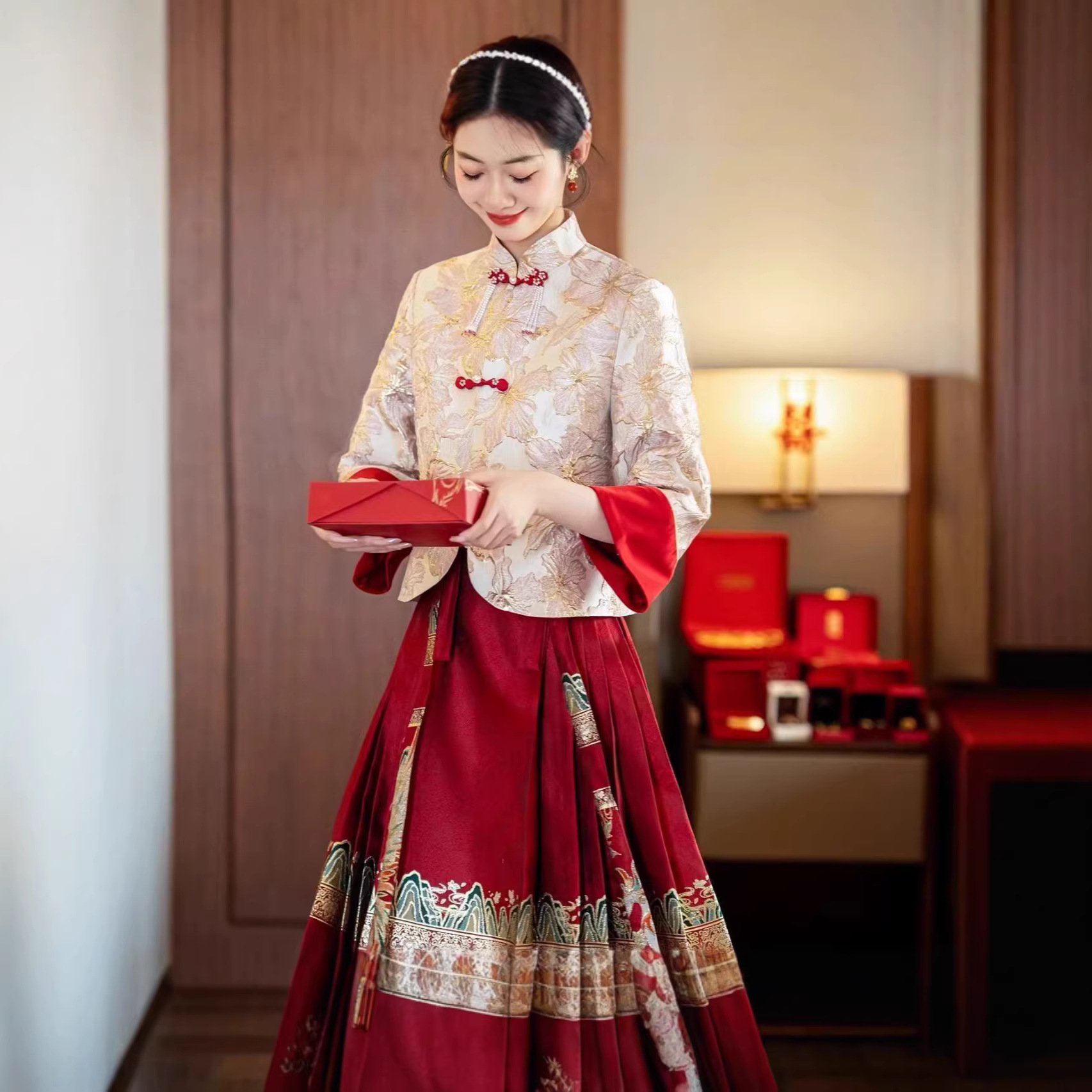 New Style Chinese-Style Women's Top with Gold Embroidery, Improved Xiuhe Dress, Banquet Outfit, Engagement Dress, Wedding Dress