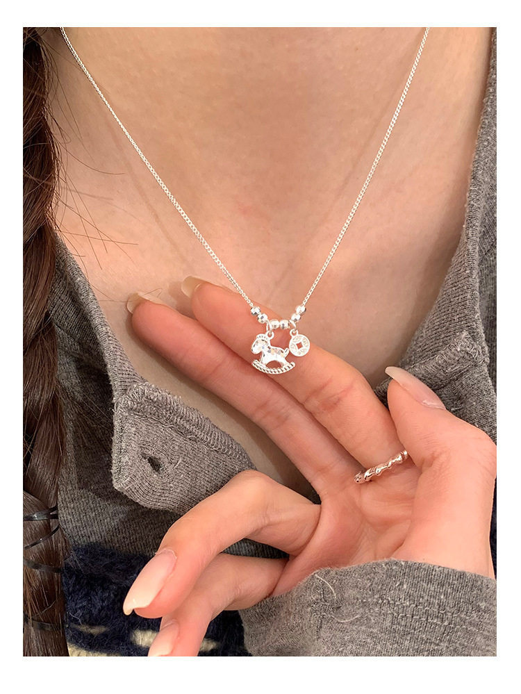 Collier pendentif poney en bois et cristal élégance raffinée_voghion.com