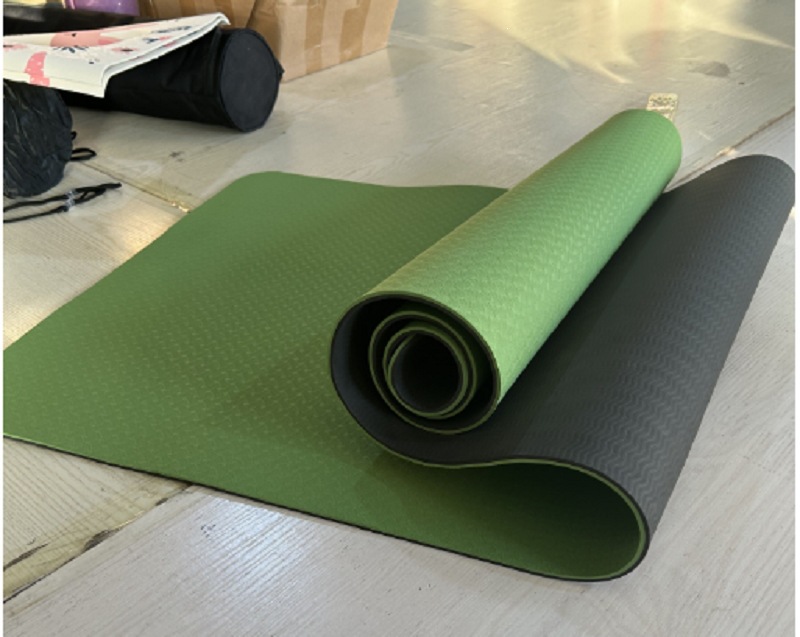 Fabricantes de stock al por mayor TPE mat de yoga de dos colores 183 * 61 * 0.6 mat de ejercicios deportivos de danza portátil mat
