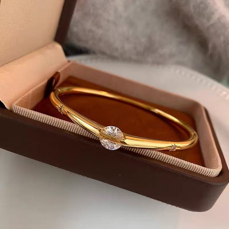 Single Diamond Rotating Sparkling Planet Bracelet for Women, Light Luxury High-End Gold Plain Band Bracelet, Niche Exquisite Hand Jewelry Single Diamond Rotating Sparkling Planet Bracelet for Women, Light Luxury High-End Gold Plain Band Bracelet, Niche Exquisite Hand Jewelry