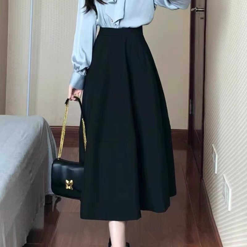 Black skirt [elastic waist at the back]