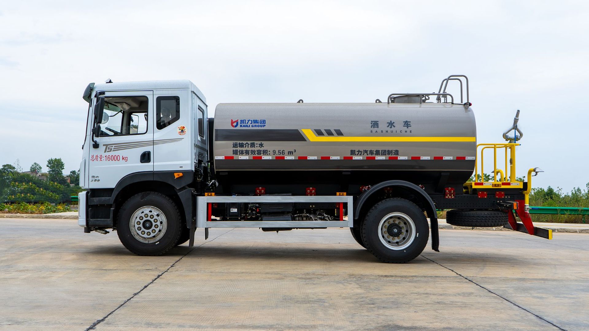 Factory Direct Sales 15 Square Meter Sprinkler Truck Huashen T5 Greening Spray Truck Export Dongfeng Huashen Spray Truck Can Be Divided into Installments