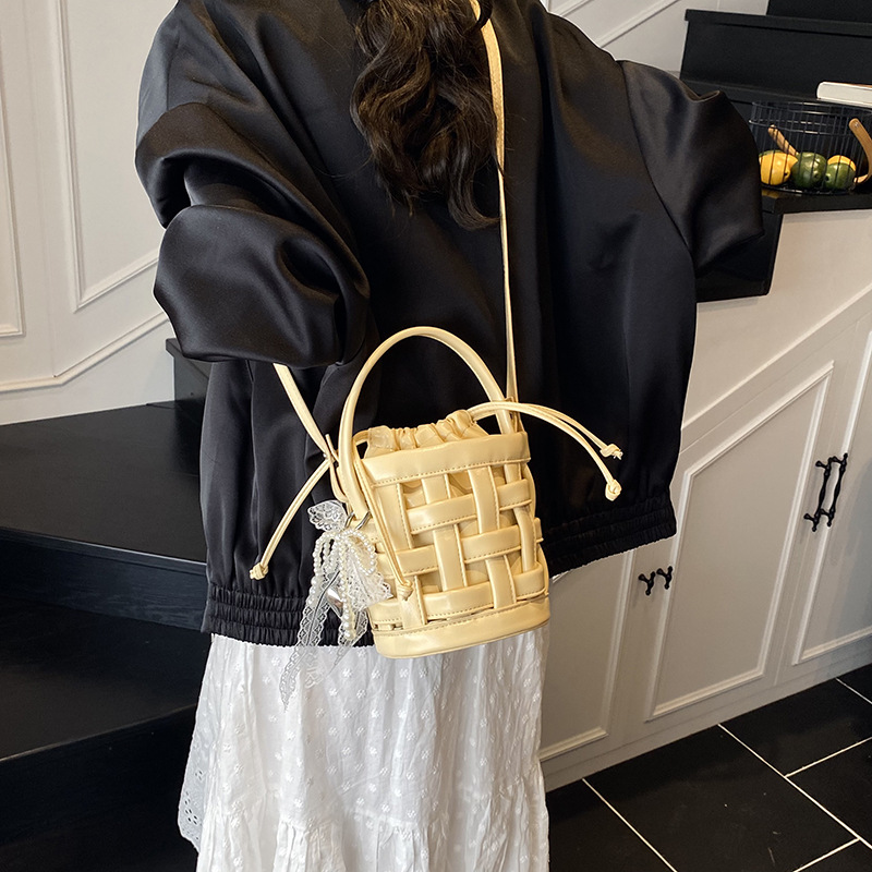 Bolso de mano tejido de nicho para mujer 2025 nuevo bolso de mensajero de moda simple y versátil bolso de verano bolso de cubo