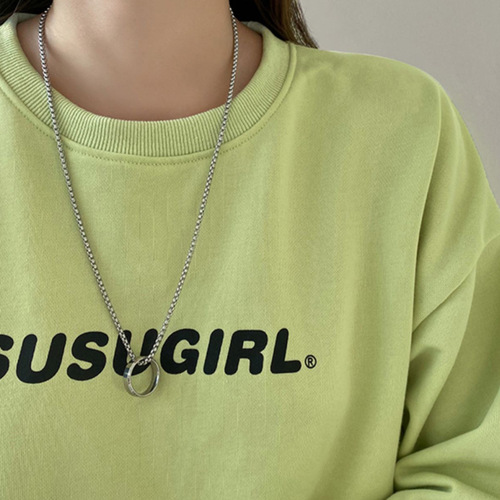 Wang Yibo's trendy ring and necklace—unisex street-style accessories for clubbing, versatile designs popular on Instagram, perfect for hip-hop-inspired women's looks.