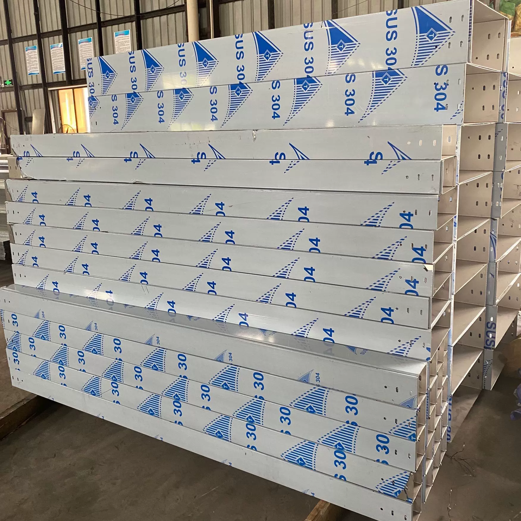 厂家直供不锈钢桥架不锈钢线槽不锈钢梯式桥架托盘式不锈钢桥电线