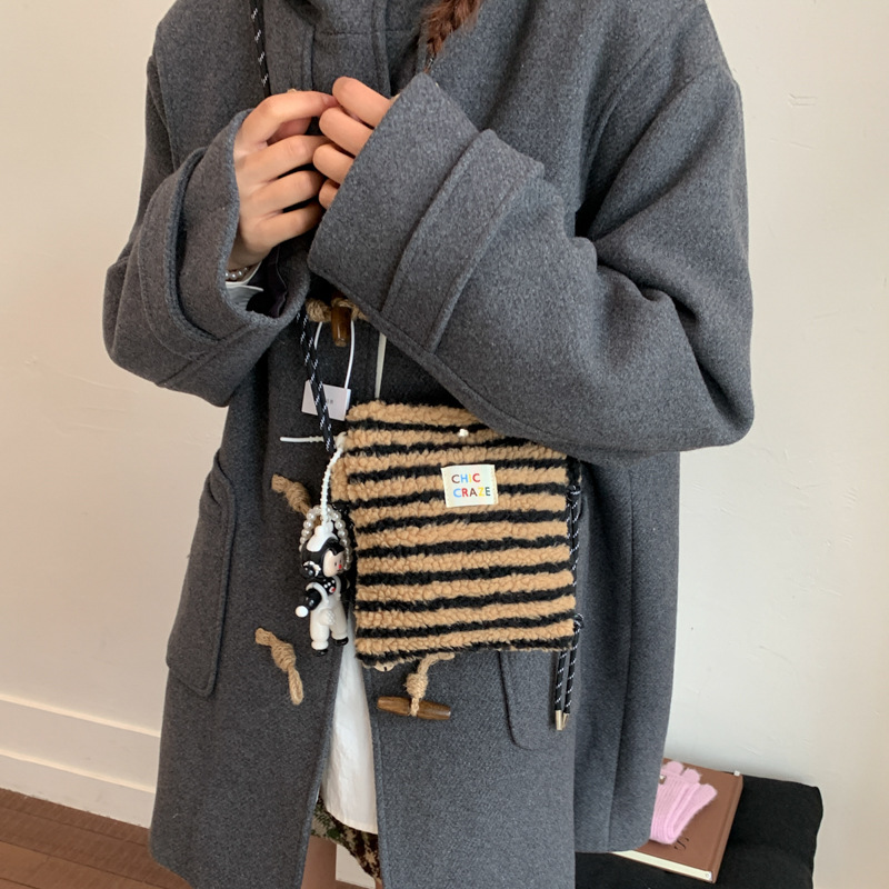 新款ins风毛绒彩虹可爱小包包简约单肩斜挎包逛街随身手机收纳袋