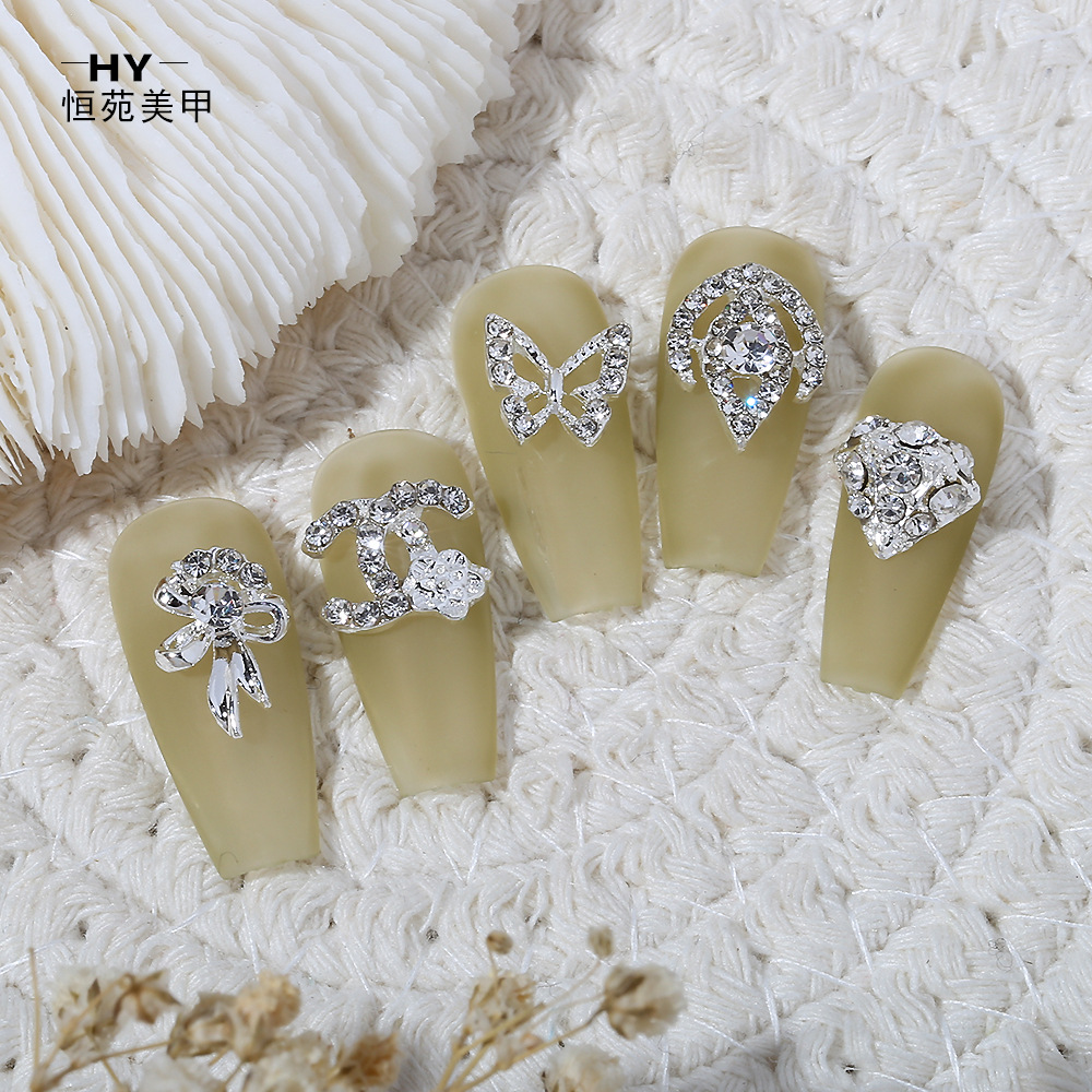 Venta caliente taladro de uñas arco de plata joyería tridimensional flash diamante esmalte de uñas decorativo diamante acabado pieza de uñas traje de joyería