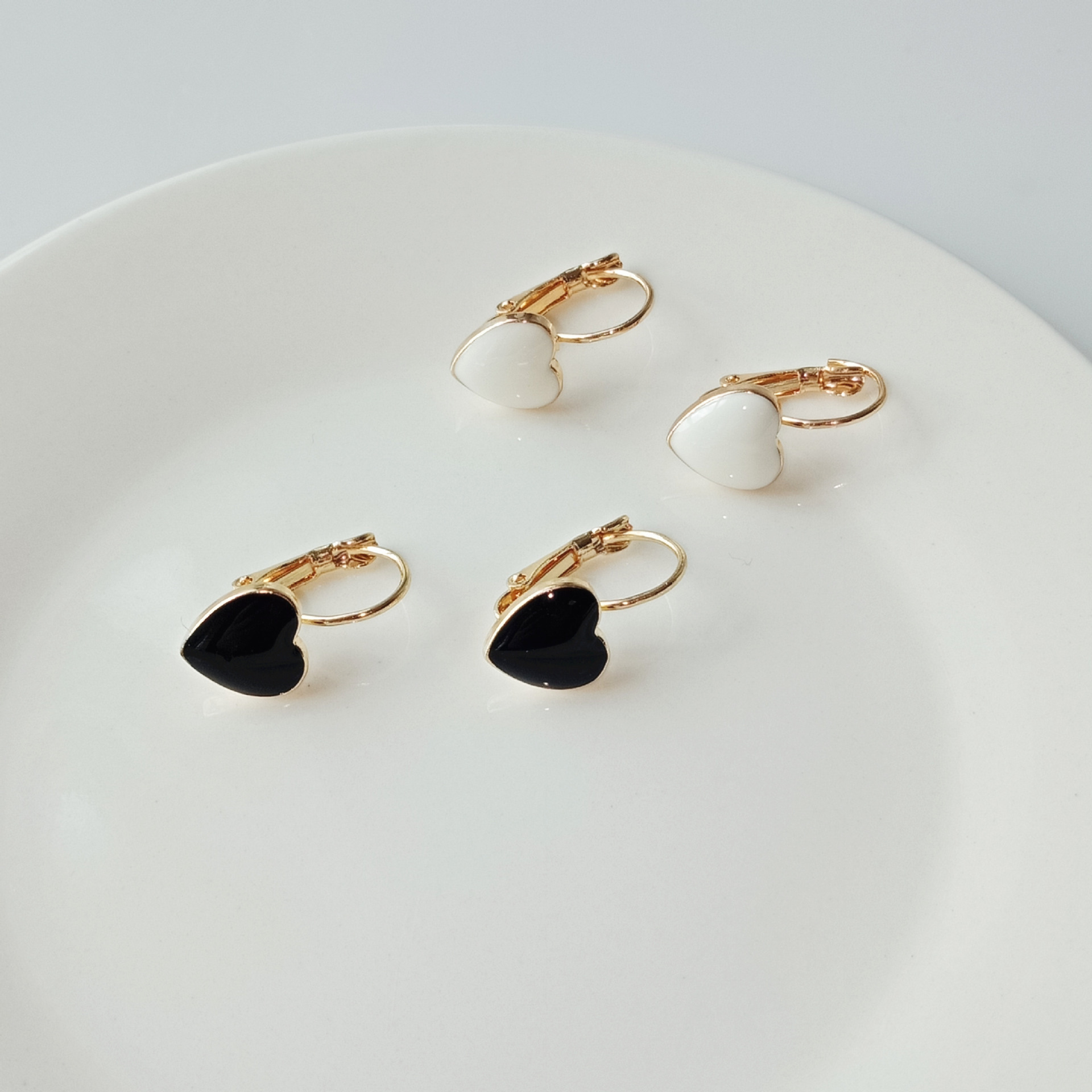 1 Pair Simple Style Heart Shape Alloy Enamel Women's Earrings display picture 4