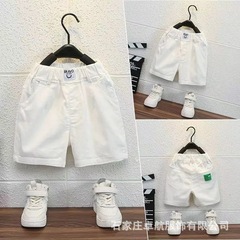 男の子の純綿の半ズボンの白い夏のカジュアルな薄いタイプの子供のズボンの夏のタイプのかっこいい韓国版の5分の半ズボンの潮