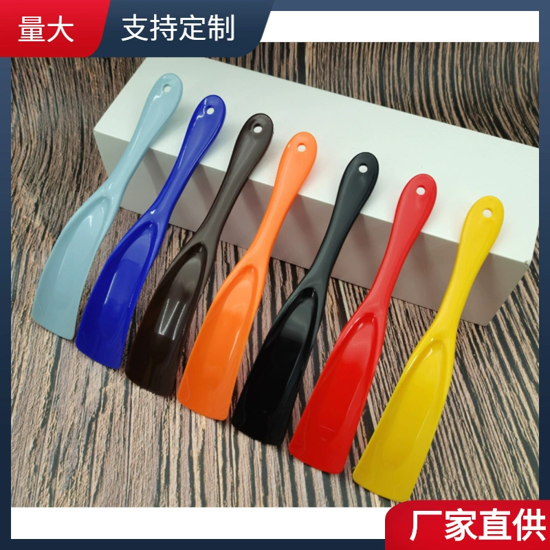 Бытовой портативный вспомогательный носитель обуви с отверстием Маленький подвесной подъемник для обуви Пластиковый слайдер для обуви Семицветный короткий съемник для обуви