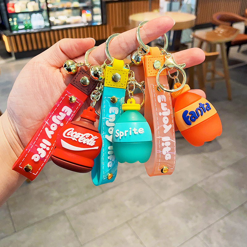 Llavero creativo y bonito con forma de botella de bebida, colgante para coche, pareja, bolso escolar, joyería, arcade, pequeño regalo, puesto callejero, venta al por mayor
