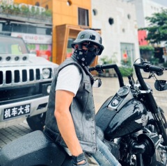 四季のオートバイの防霧ヘルメットの女性のブルートゥースは機関車に乗ります。