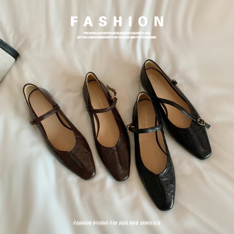Retro minimalistic Mary Jane shoes with a strap flat