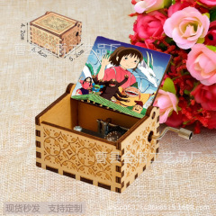 木製手回しオルゴール千と千尋の色絵オルゴール精巧な彫刻工芸品の優雅なプレゼント置物